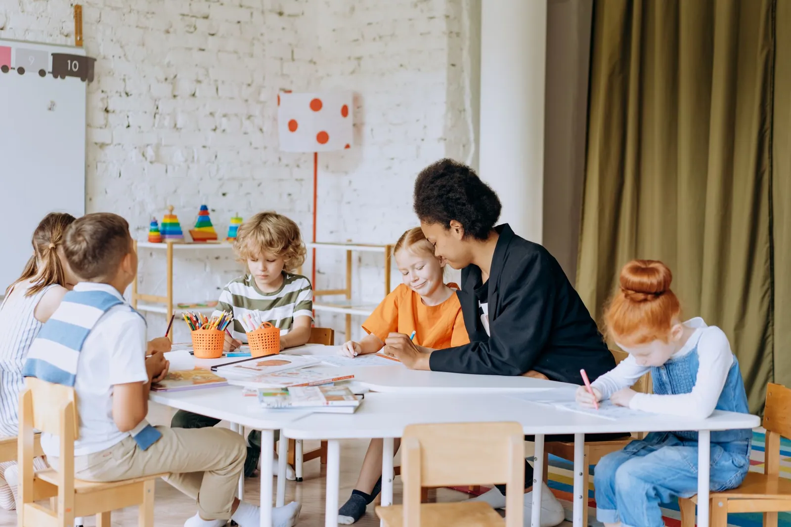 Teilnehmende arbeiten mit Unterlagen in einer Fortbildung