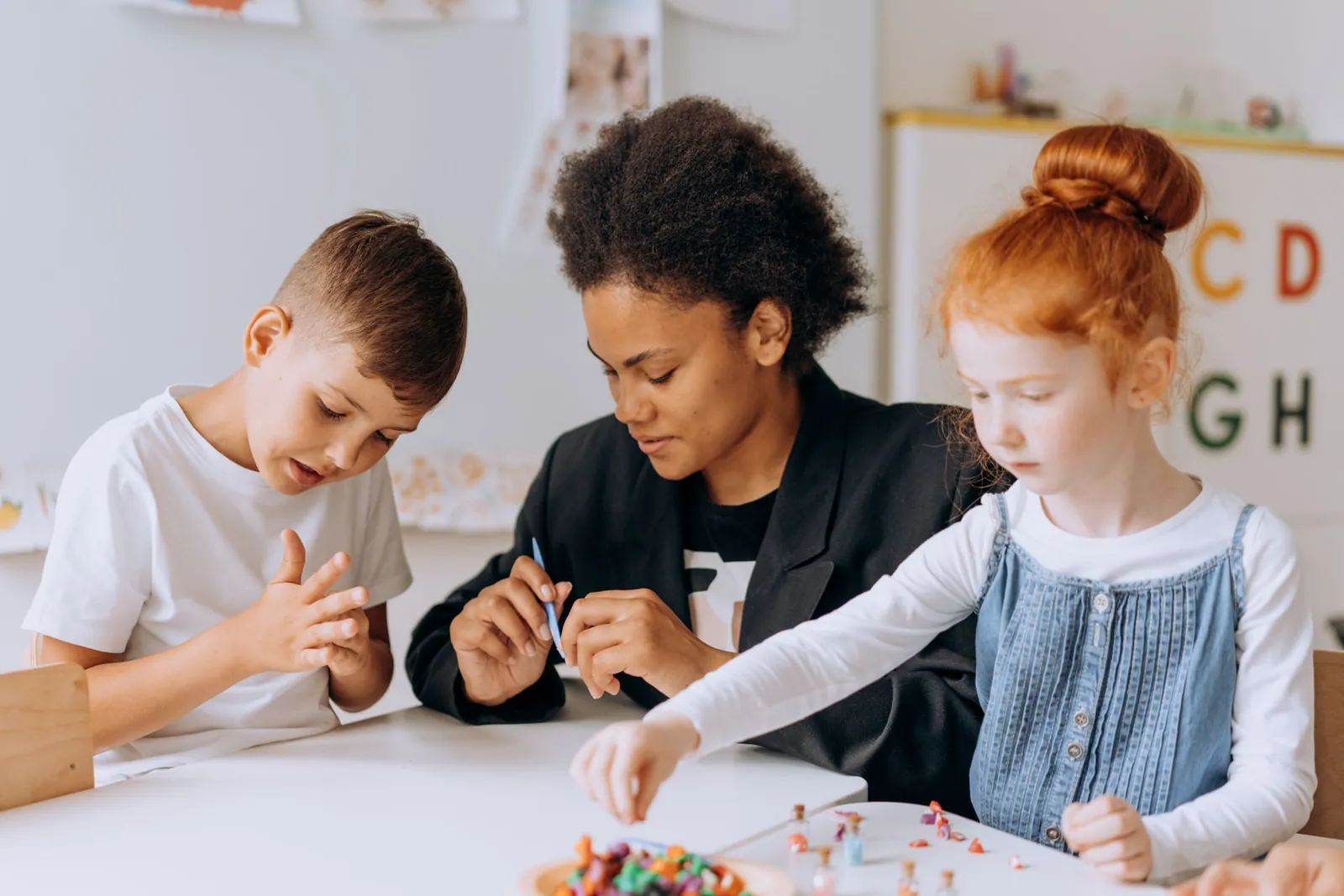 Kinder lernen gemeinsam an einem Tisch