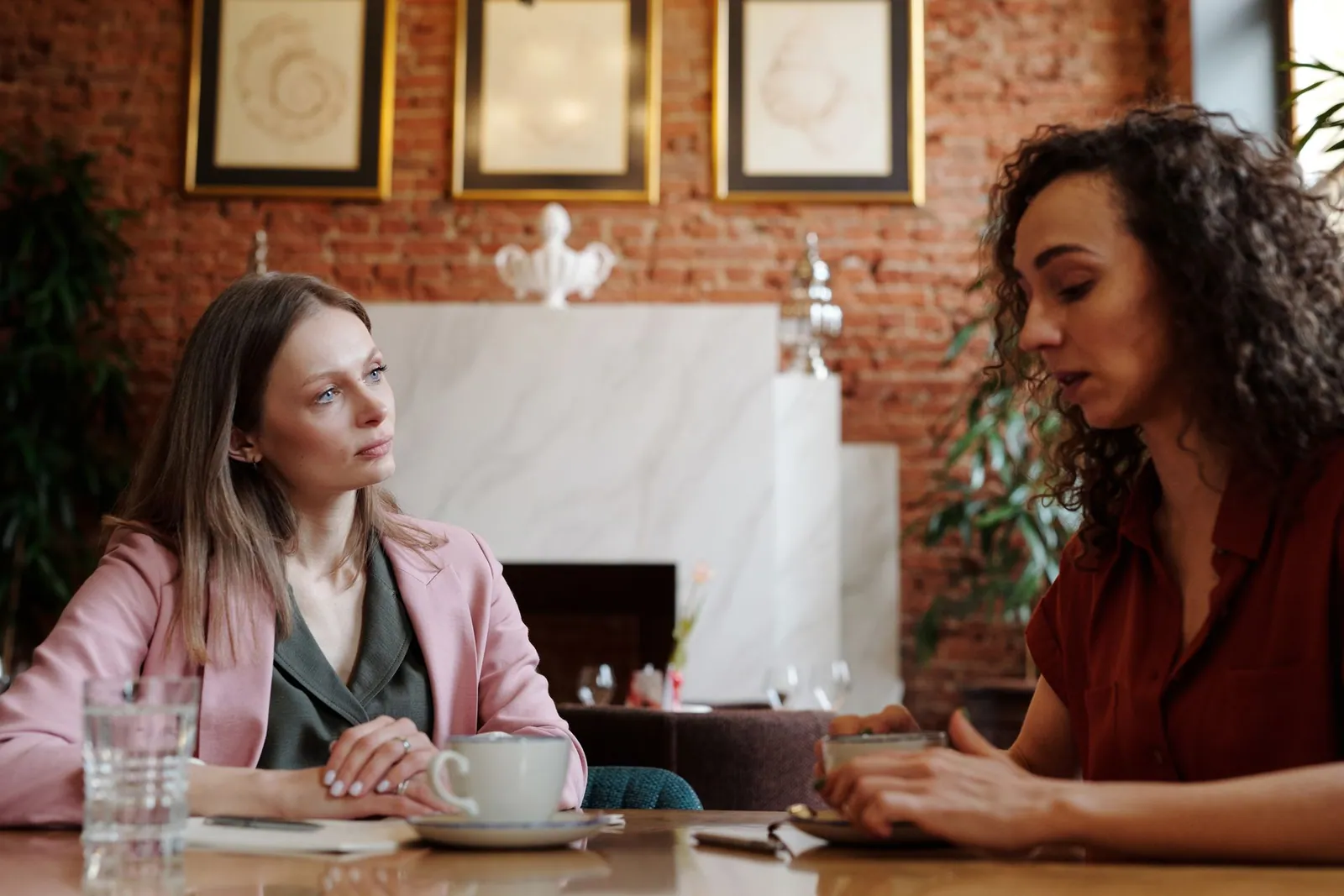 Zwei Frauen im ernsten Gespräch an einem Tisch